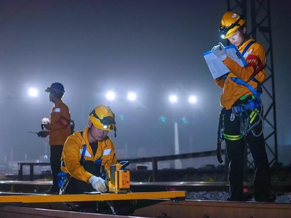 南宁供电段扎实推进湘桂铁路集中修施工 铁路专用测量助力精准作业